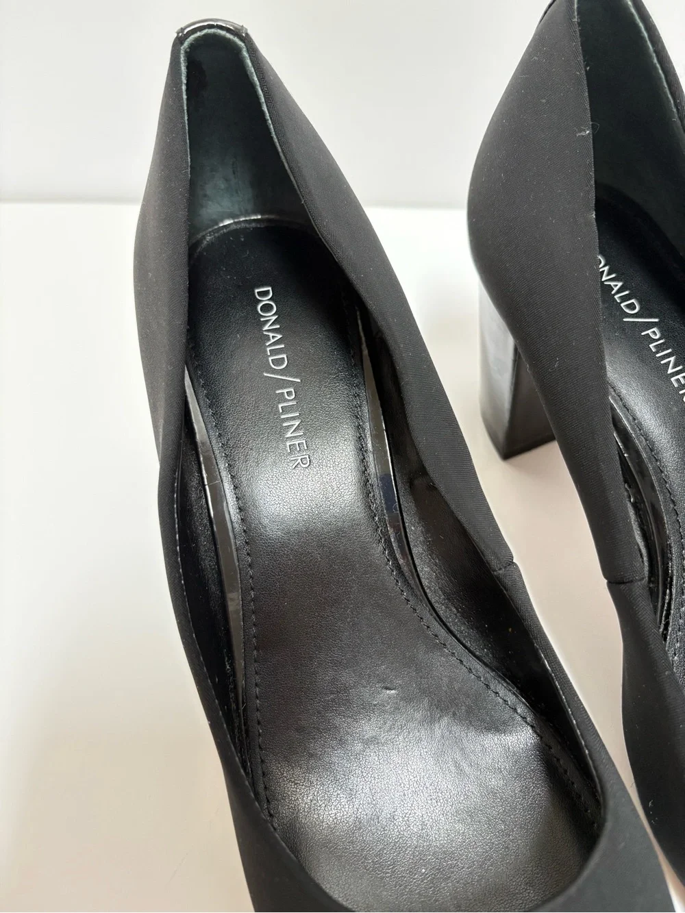 Donald J. Pliner Black Rounded Toe Mid-Heel Pumps 9M